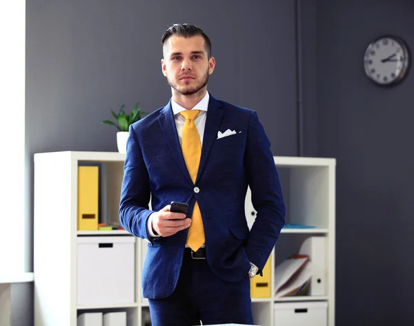 Schöner Geschäftsmann im Anzug — Stockfoto
