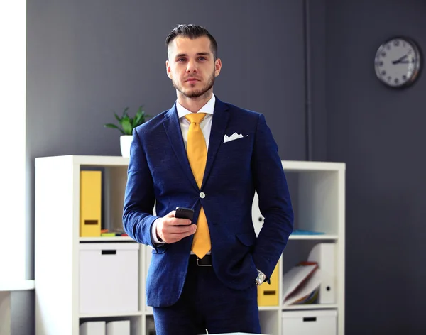 Hombre de negocios guapo en traje — Foto de Stock