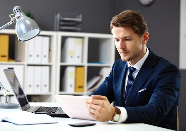 Zakenman werkt met laptop — Stockfoto