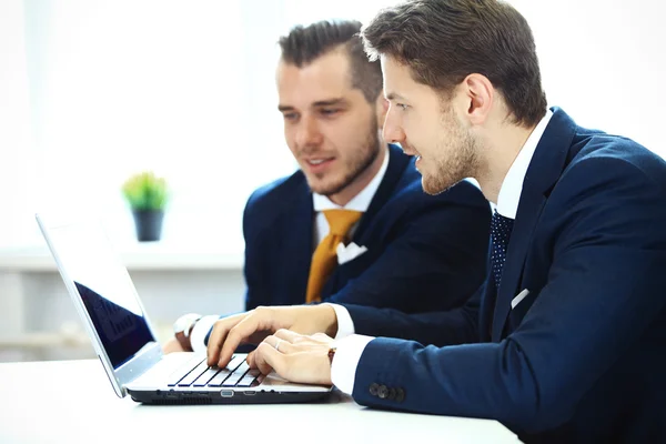 Geschäftsleute vernetzen sich im Büro — Stockfoto