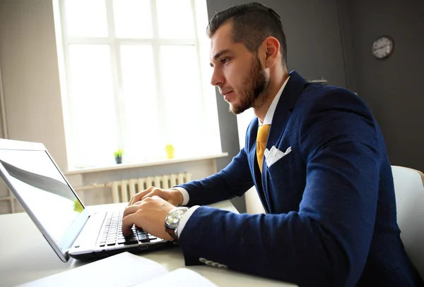 Zakenman werkt met laptop — Stockfoto