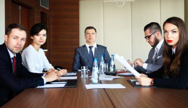 iş adamları birlikte beyin fırtınası