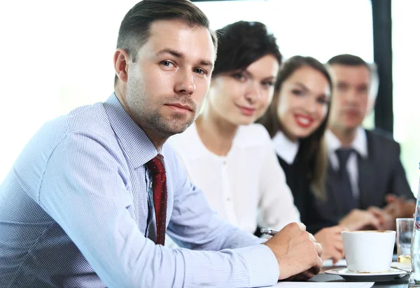 Hombre de negocios guapo sonriendo en la oficina — Foto de Stock