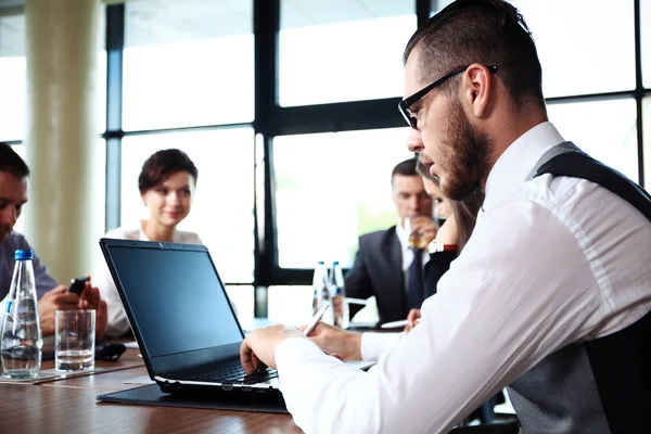 Zakenman werkt met laptop op kantoor — Stockfoto