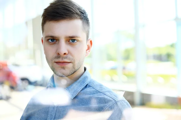 Businesman smiling at the office — Stock Photo, Image