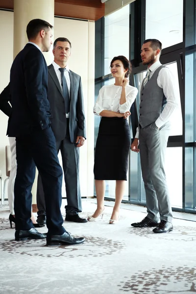 Lachende zakelijke team in office — Stockfoto