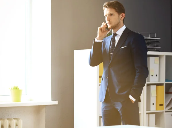 Businessman speaking on the phone — Stock Photo, Image