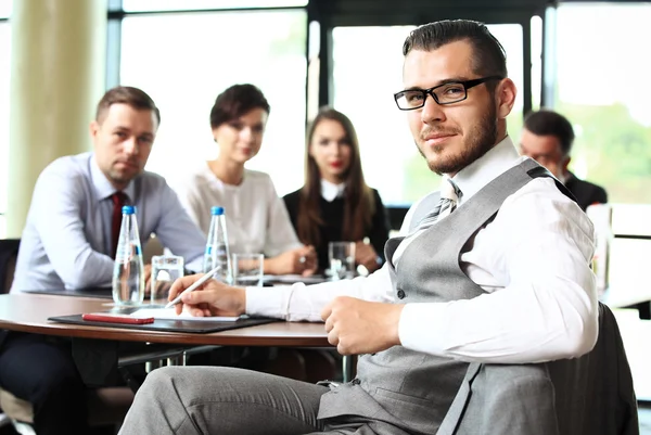 Zakenman met collega 's in functie — Stockfoto