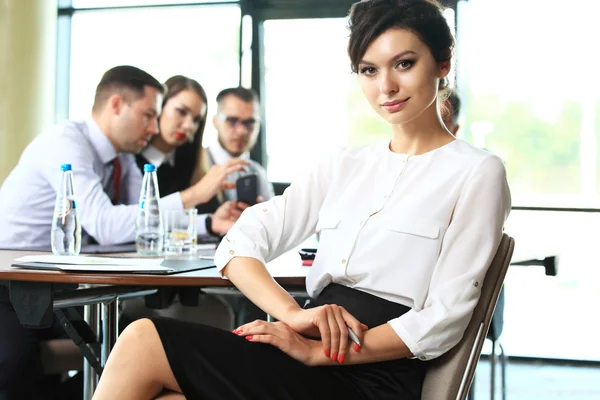 Mujer de negocios con su personal — Foto de Stock