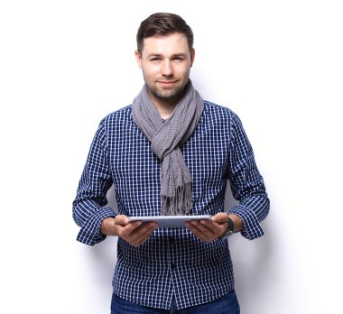 tablet bilgisayar kullanarak gülümseyen genç adam