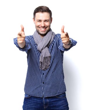 kameraya gösteren genç iş adamı