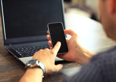 bilgisayar kullanarak çalışan adam