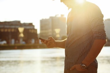 Cep telefonu kullanan adam