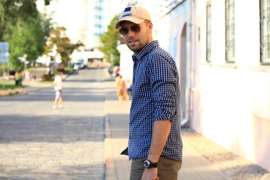 Şehirdeki genç adam.