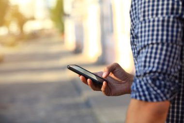 Cep telefonu kullanan adam