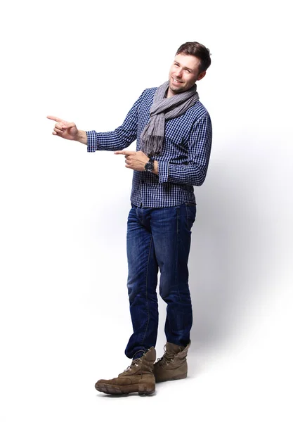 Hombre presentando y mostrando en el espacio de copia — Foto de Stock