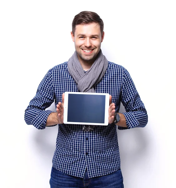 Sourire jeune homme à l'aide d'un ordinateur tablette — Photo