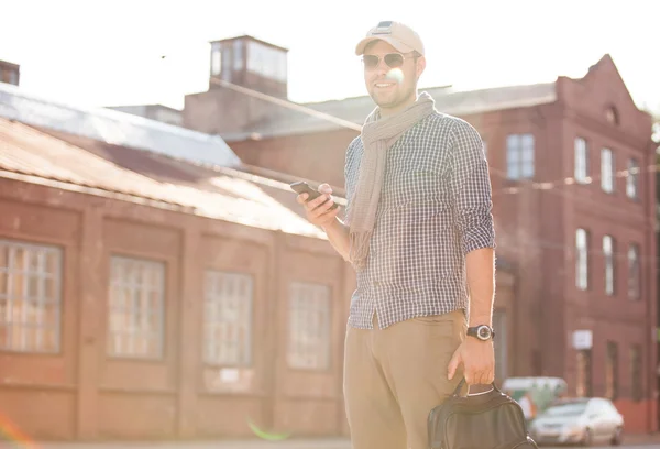 Hombre de negocios caminando en la calle utilizando la aplicación —  Fotos de Stock