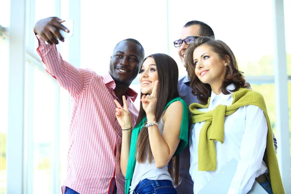 Persone che scattano selfie alla riunione d'affari — Foto Stock