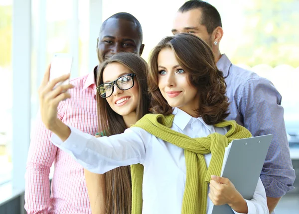 비즈니스 회의에 selfie를 복용 하는 사람들 — 스톡 사진