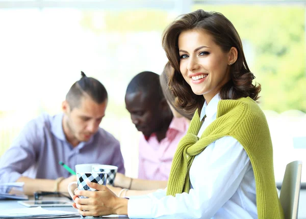 Belle femme d'affaires et collègues — Photo