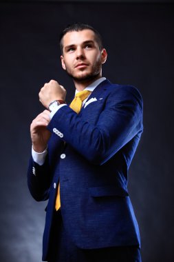 Yakışıklı genç iş adamı.