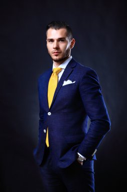 Yakışıklı genç iş adamı.