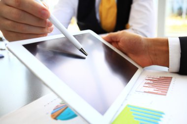 Touchpad kullanarak ofis çalışanı