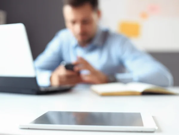 Tablet-Computer auf Bürotisch — Stockfoto