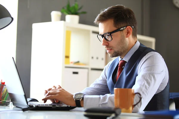 Zakenman werkt met laptop — Stockfoto