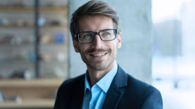 Ofisteki kendinden emin orta yaşlı iş adamının yakın plan portresi. İş portresi için poz veren erkek şirket başkanı CEO yöneticisi.