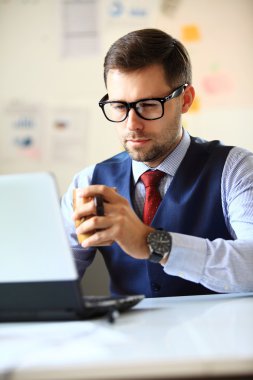 İşadamı dizüstü bilgisayarla çalışıyor