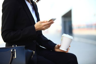 Akıllı telefon kullanan kadın