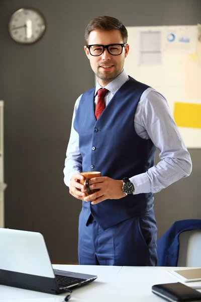 Schöner Geschäftsmann mit Kaffee — Stockfoto