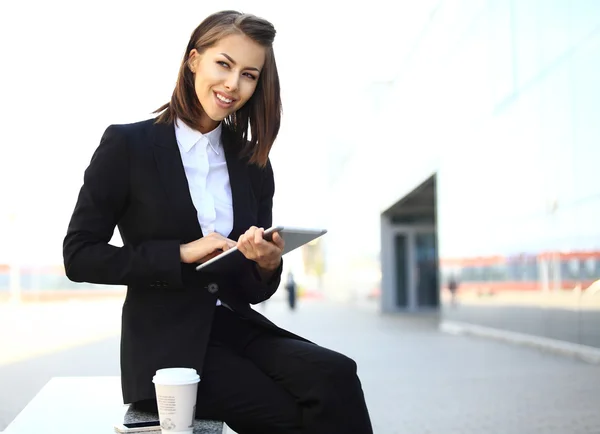 Zakenvrouw werken met Tablet PC — Stockfoto