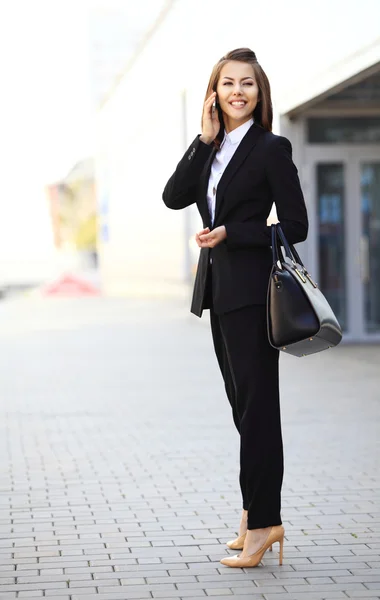 Businesswoman pomocí smartphonu — Stock fotografie