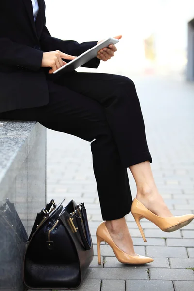 Zakenvrouw met behulp van Tablet PC — Stockfoto