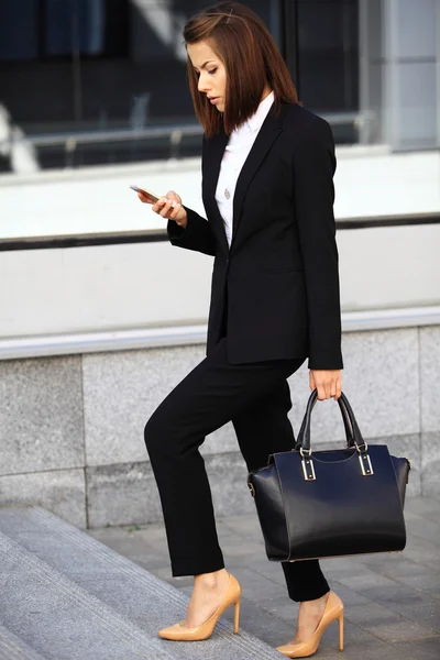Femme d'affaires utilisant un smartphone — Photo