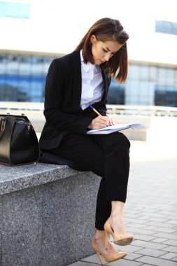 İş kadını not defterine not alıyor