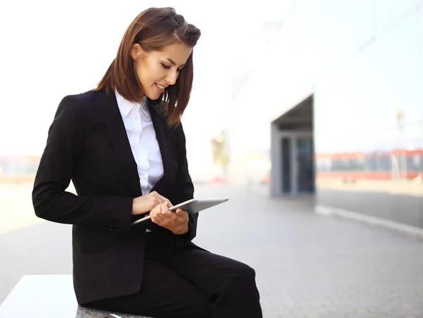 Geschäftsfrau arbeitet mit Tablet — Stockfoto