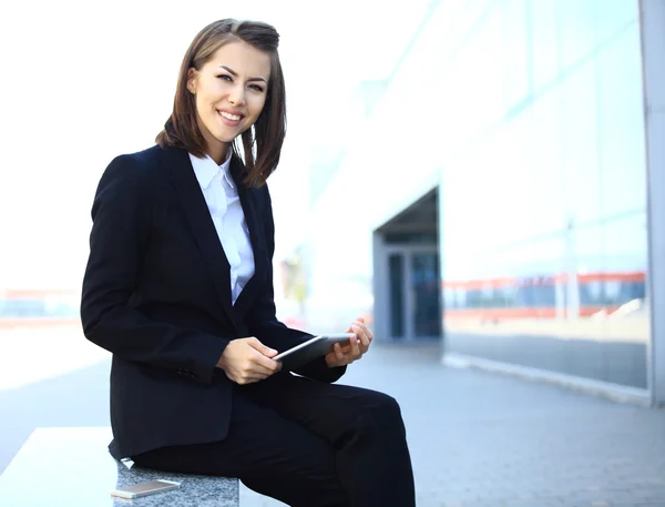 Biznes kobieta pracuje z tabletem — Zdjęcie stockowe