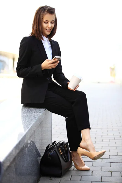 Vrouw met smartphone — Stockfoto