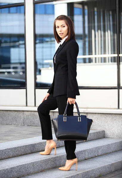 Mujer de negocios exitosa caminando —  Fotos de Stock