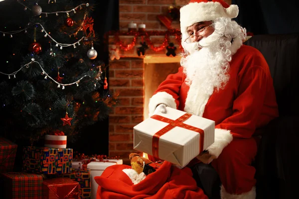 Jultomten kom med gåvor — Stockfoto