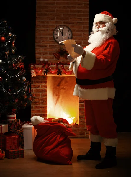 Happy Santa Claus op kamer — Stockfoto