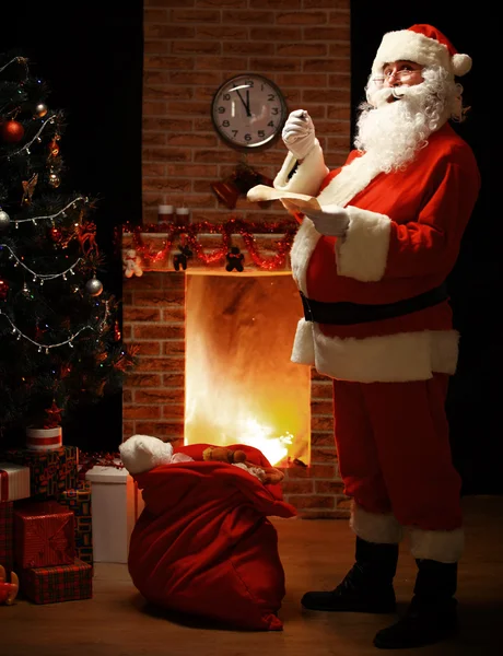 Glücklicher Weihnachtsmann auf dem Zimmer — Stockfoto