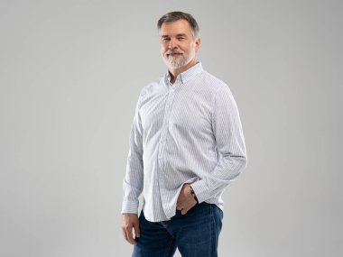 Kendine güvenen iş adamının iş portresi. Mavi gömlekli girişimci, kıdemli yetişkin, olgun erkek, beyaz arka planda soyutlanmış..