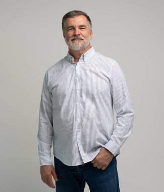 Kendine güvenen iş adamının iş portresi. Mavi gömlekli girişimci, kıdemli yetişkin, olgun erkek, beyaz arka planda soyutlanmış..