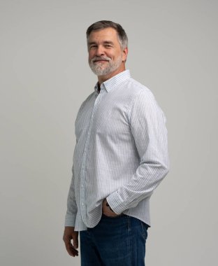 Kendine güvenen iş adamının iş portresi. Mavi gömlekli girişimci, kıdemli yetişkin, olgun erkek, beyaz arka planda soyutlanmış..