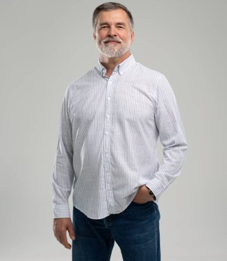 Kendine güvenen iş adamının iş portresi. Mavi gömlekli girişimci, kıdemli yetişkin, olgun erkek, beyaz arka planda soyutlanmış..